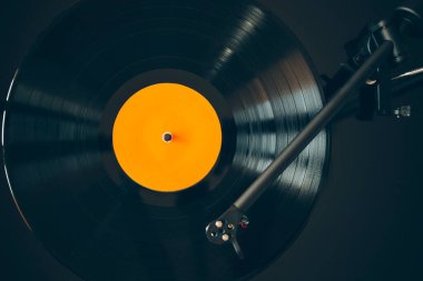 Vinil plak çalarken pikabı kapat