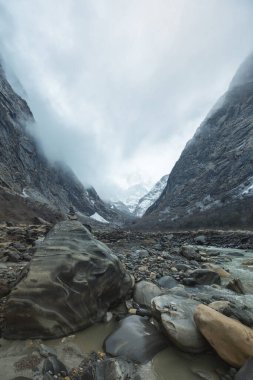 Himalaya geçidi taşlarla dengelenmiş.