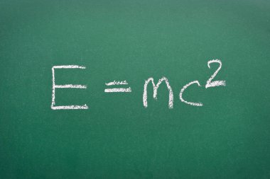 Yeşil karatahtanın üzerinde kütle enerjisi denkliği formülü 