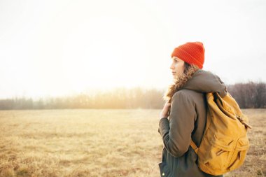 Kırmızı şapkalı hippi kız.