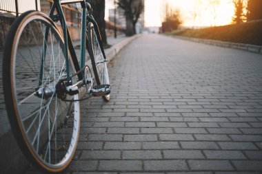 Gün batımında bisiklet sürmek. Bisiklet sürerken alçak açı