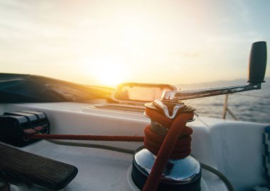 Yelkenli gemiyi açık denize doğru yaklaştırın.