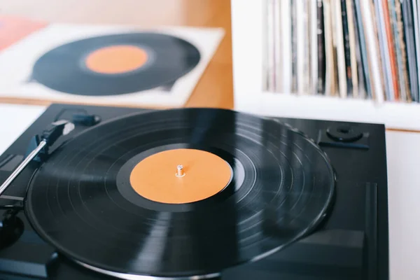 Müzik çalan gramofon plaklı bir pikap. Gramofon, vinil, lp, turntable iğnesi