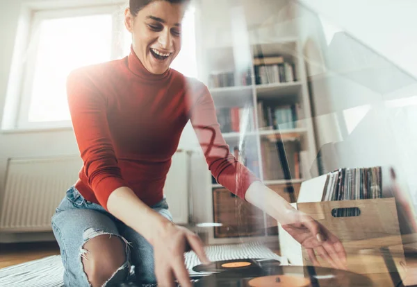 Jovens Audiófilos Gostam Música Sorrindo Hipster Menina Tocando Discos Vinil — Fotografia de Stock