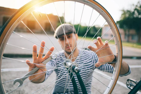 Junge Mit Grauem Hut Repariert Fahrrad Freien — Stockfoto