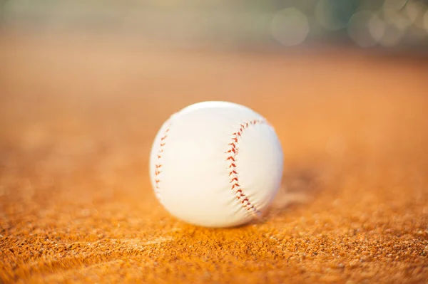 Beyzbol Topu Atıcıların Tümseğinde Gün Batımında Beyzbol Sahası — Stok fotoğraf