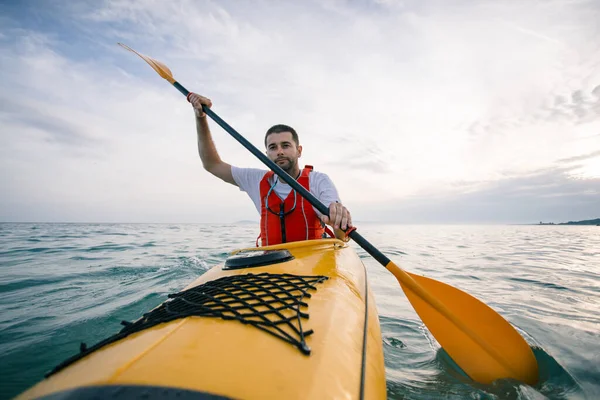 Hombre Kayak Tranquilo Agua Mar Salida Del Sol —  Fotos de Stock