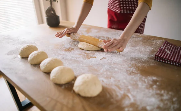 Närbild Kvinna Förbereda Bröddeg För Bakning — Stockfoto