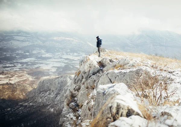 Mann Tourist Auf Der Klippe Winter Hintergrund — Stockfoto