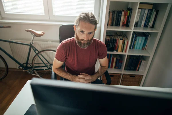 Homem Negócios Barbudo Trabalhando Computador Seu Escritório Casa — Fotografia de Stock