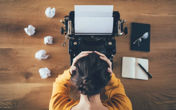 Mujer Escribiendo Texto Una Vieja Máquina Escribir —  Fotos de Stock