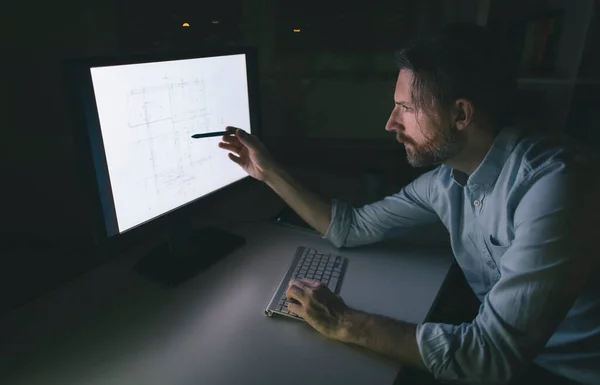 Mimari projesi üzerinde çalışan inşaat mühendisi. Sakallı adam evinden saatlerce uzakta çalışıyor.