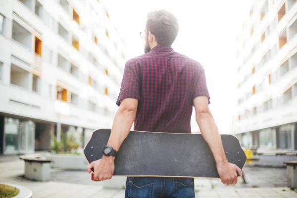 Man Met Skateboard Zijn Rug — Stockfoto