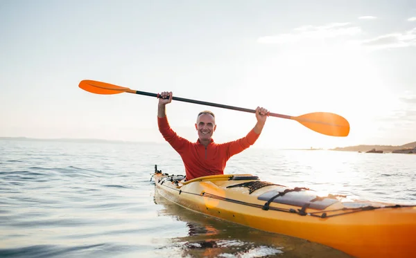 Homme Âgé Souriant Kayak Tient Les Pagaies Hautes Homme Aux — Photo