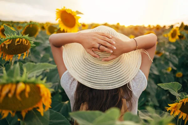 Wanita Hipster Ladang Bunga Matahari Dengan Tangan Terangkat Joy Sukses — Stok Foto