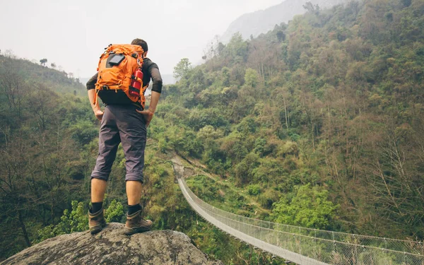 Caminhante Acima Ponte Suspensa Montanha Himalaia — Fotografia de Stock