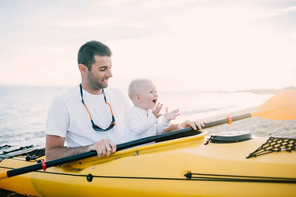 Man Dan Anak Kecilnya Kayak Laut — Stok Foto