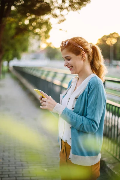 Wanita Muda Sms Ponsel Pintar Senyum Wanita Sms Sms Taman — Stok Foto