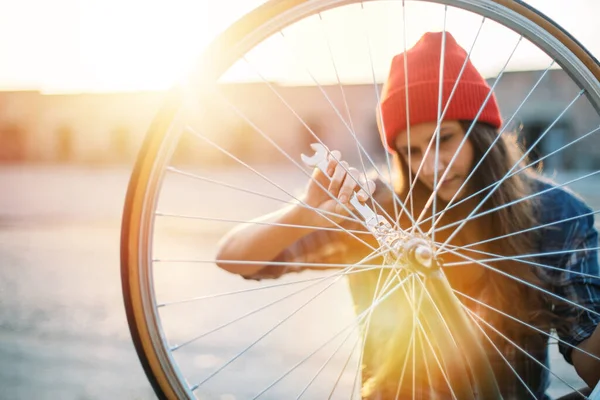 Menina Bonito Chapéu Vermelho Fixando Sua Bicicleta Livre — Fotografia de Stock