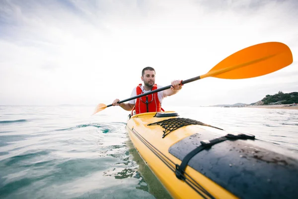 Hombre Kayak Tranquilo Agua Mar Salida Del Sol — Foto de Stock