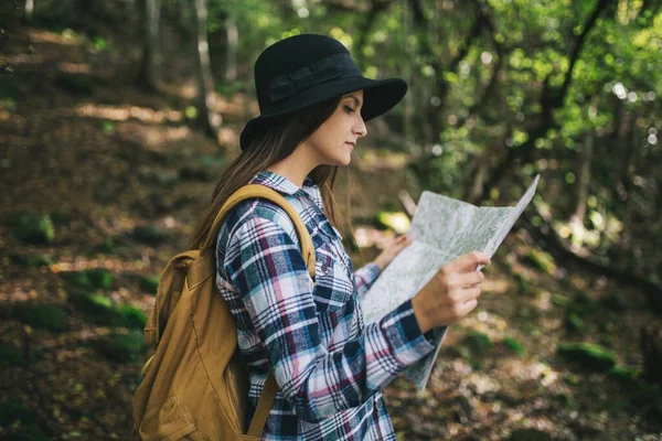 Turis Gadis Memegang Peta Panduan — Stok Foto