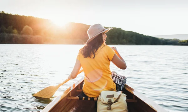 Gezgin kızın kano kullanışının yan görüntüsü. Kürek çekme, kano, açık hava, macera.