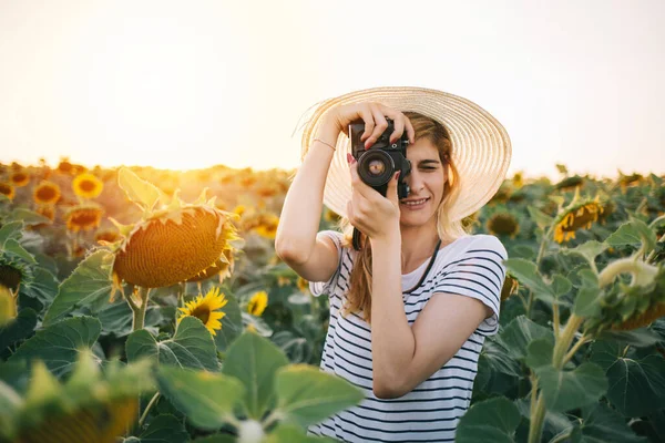 Fotografer Wanita Ladang Bunga Matahari Wanita Muda Dengan Topi Jerami — Stok Foto