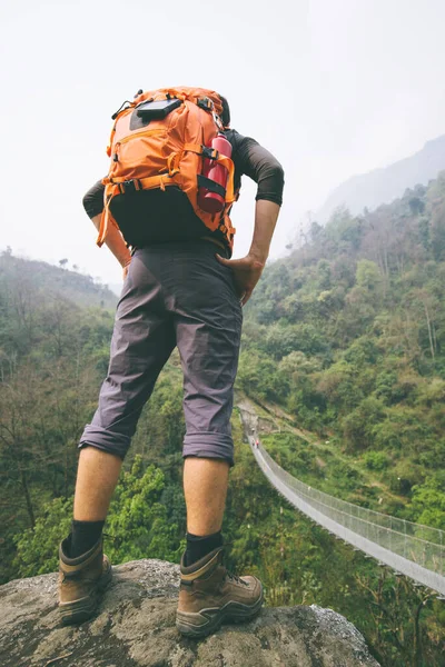 Escursionista Piedi Sopra Ponte Sospeso Montagna Himalaya — Foto Stock