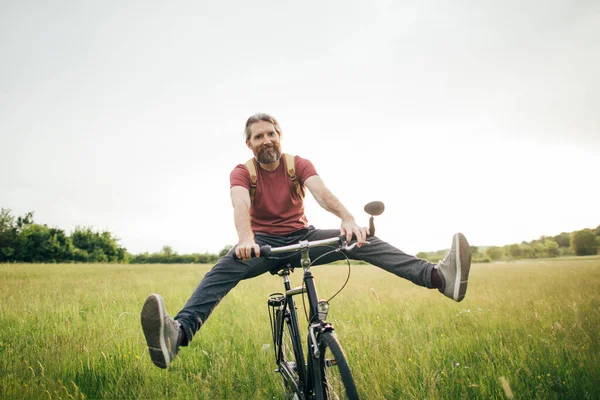 Junger Mann Radelt Auf Der Sommerlichen Grünen Wiese — Stockfoto