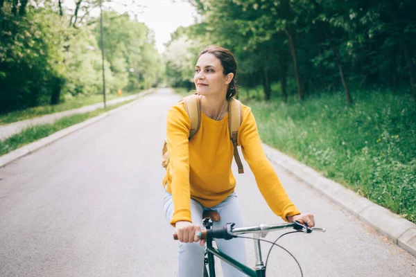 Mulher Bonito Camisola Amarela Passeio Bicicleta Parque — Fotografia de Stock
