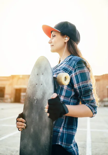 Молодая Девушка Подросток Скейтбордом Открытом Воздухе — стоковое фото