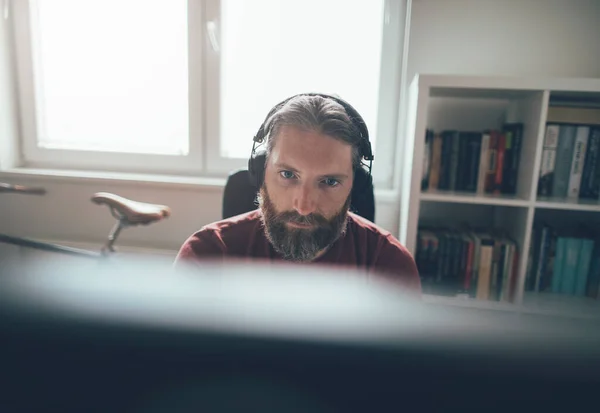 Homem Com Fones Ouvido Trabalhando Computador Sua Casa — Fotografia de Stock
