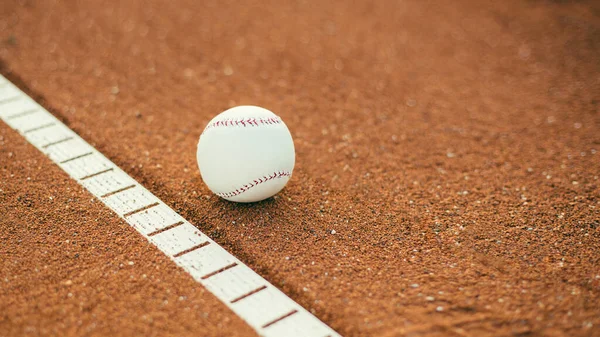 Beyzbol Sahasında Beyzbol Topu — Stok fotoğraf