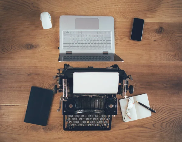 Nieuwe Laptop Oude Typemachine Houten Tafel — Stockfoto