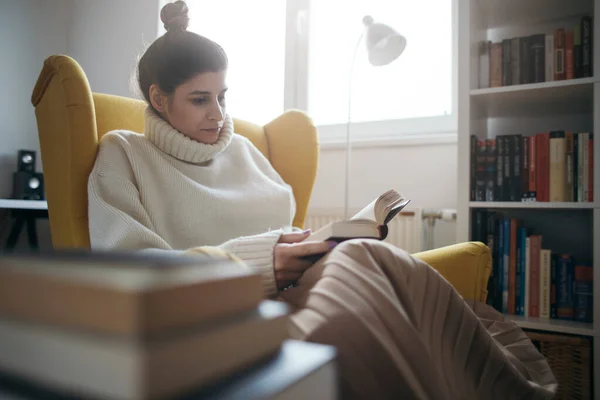 Jovem Mulher Lendo Livro Casa Tempo Lazer Conceito Estilo Vida — Fotografia de Stock