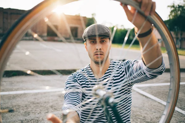 กชายในหมวกส เทาซ อมจ กรยานกลางแจ — ภาพถ่ายสต็อก