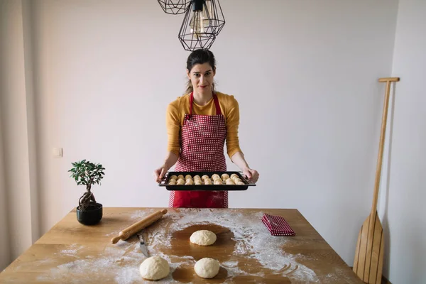 Vrouw Bakkende Ovenschotel Vol Met Broodjes Zelfgebakken Broodjes Gebak — Stockfoto
