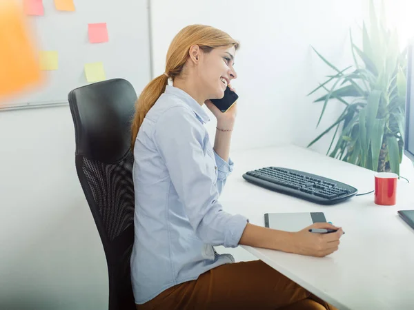 Mujer Negocios Que Trabaja Computadora Oficina —  Fotos de Stock