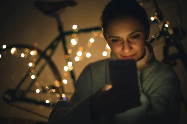 Gadis Dengan Telepon Latar Belakang Lampu Natal — Stok Foto