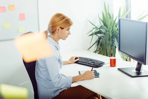 Mujer Negocios Que Trabaja Computadora Oficina —  Fotos de Stock