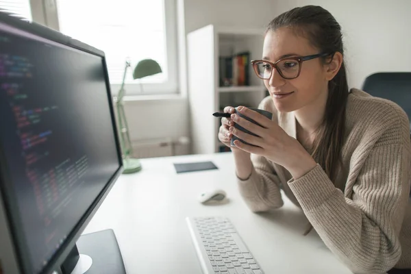 Una Joven Programando Oficina Joven Programadora Leyendo Códigos Computadora Escritorio —  Fotos de Stock