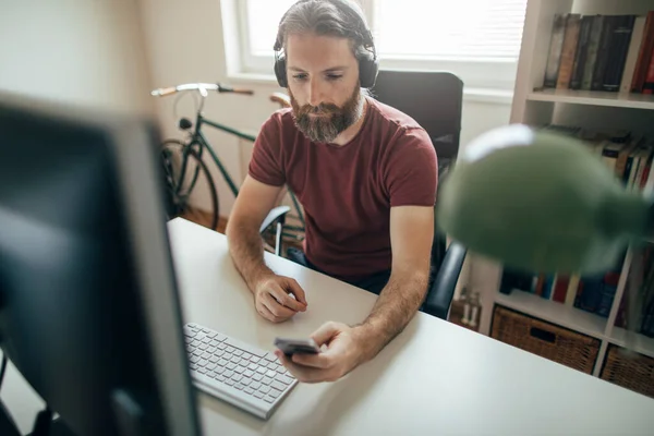 Homem Barbudo Segurando Smartphone Seu Escritório Casa Homem Trabalhando Casa — Fotografia de Stock