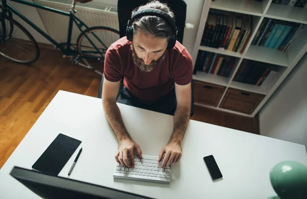 Visão Ângulo Alto Cara Barbudo Digitando Teclado — Fotografia de Stock