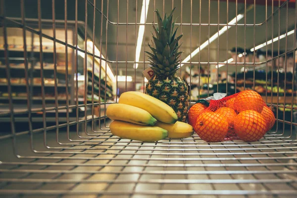 Carrito Compras Con Frutas Supermercado Plátanos Piña Frutas Naranja Carrito —  Fotos de Stock