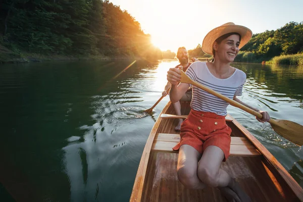 Preciosa Pareja Navegando Barco Río Tranquilo Fondo Del Atardecer —  Fotos de Stock