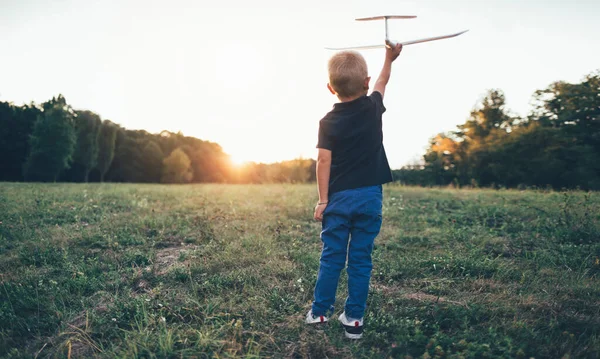 Tampilan Belakang Anak Laki Laki Bermain Dengan Model Pesawat Glider — Stok Foto