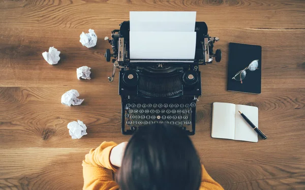 Женщина Печатает Текст Старой Пишущей Машинке — стоковое фото