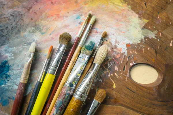 Bir palette boya fırçaları kapanıyor.