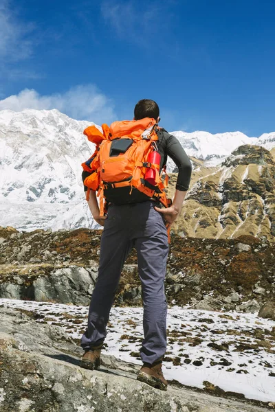 Visão Traseira Mountaineer Olhando Para Cume Conceito Aspiração — Fotografia de Stock