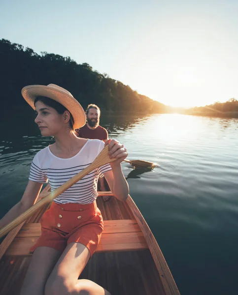 Preciosa Pareja Navegando Barco Río Tranquilo Fondo Del Atardecer —  Fotos de Stock